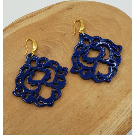 Oorbellen met blauw gelakte Buffelhoorn