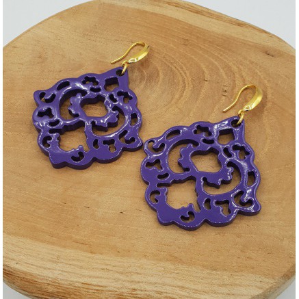 Oorbellen met paars gelakte Buffelhoorn