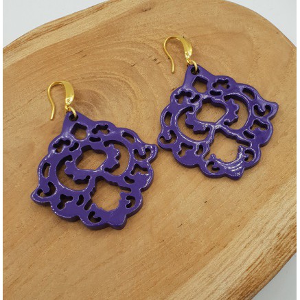 Oorbellen met paars gelakte Buffelhoorn