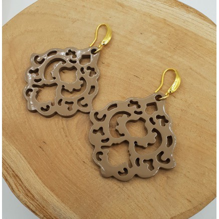 Oorbellen met beige bruin gelakte Buffelhoorn