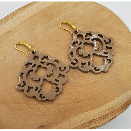 Oorbellen met beige bruin gelakte Buffelhoorn