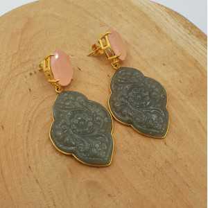 Vergoldete Ohrringe mit rosa Chalcedon und geschnitzt, Grau Chalcedon 
