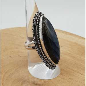 Zilveren ring gezet met marquise Labradoriet en bewerkte kop 17.3 mm