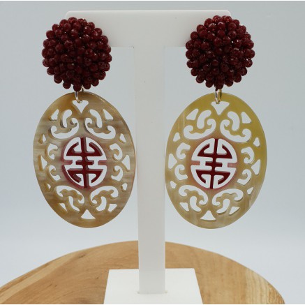 Zilveren oorbellen met Buffelhoorn en rode kristallen