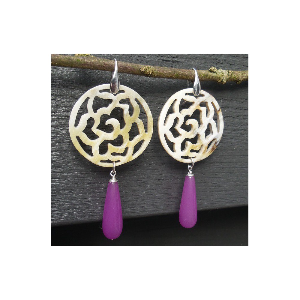 Zilveren oorbellen met uitgesneden Buffelhoorn en paarse Jade 