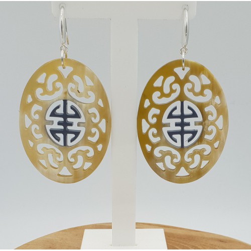 Oorbellen met ovale met grijs gelakte Buffelhoorn hanger