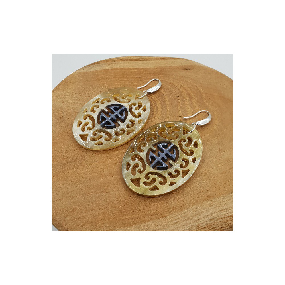 Oorbellen met ovale met grijs gelakte Buffelhoorn hanger