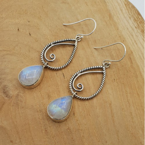 Zilveren lange oorbellen gezet met druppelvormige cabochon Maansteen