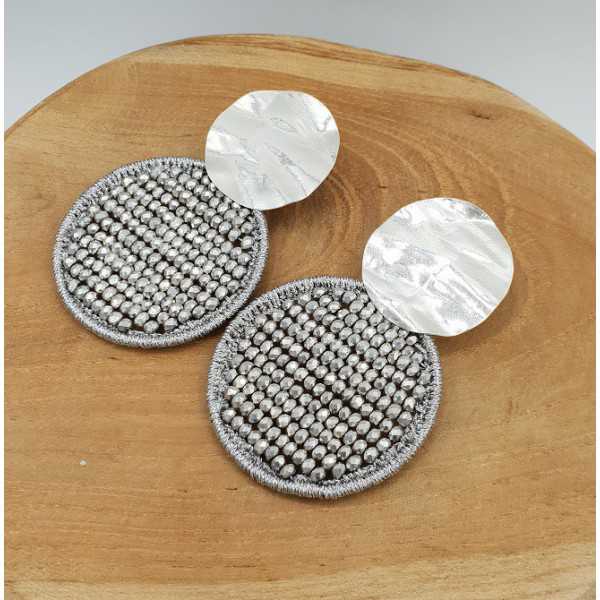 Zilveren oorbellen met ronde hanger van zijdedraad en kristallen