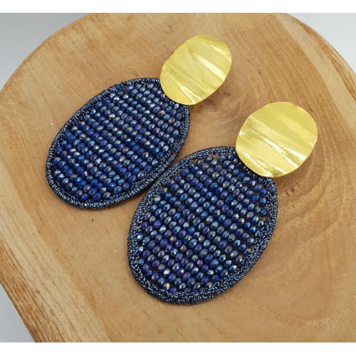 Goud vergulde oorbellen met ovale hanger van zijdedraad en kristallen