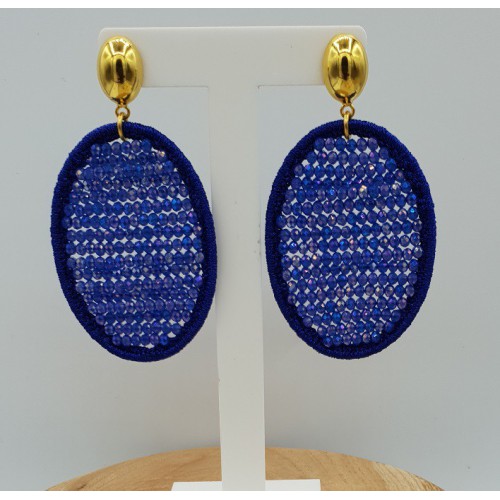 Goud vergulde oorbellen met ovale hanger van zijdedraad en kristallen