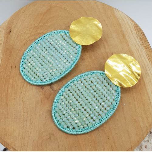 Goud vergulde oorbellen met ovale hanger van zijdedraad en kristallen