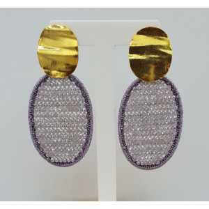 Vergoldete Ohrringe mit ovalem Anhänger aus Seide, Faden und Kristallen