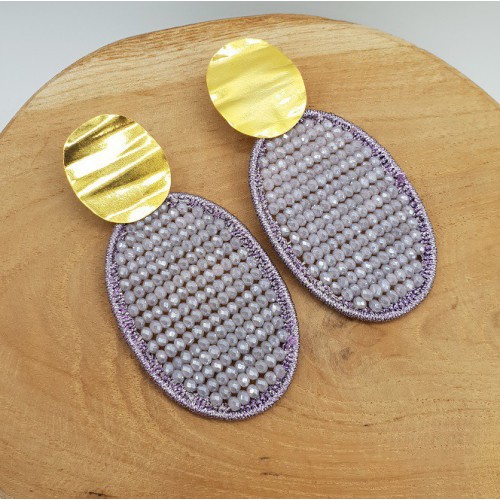 Goud vergulde oorbellen met ovale hanger van zijdedraad en kristallen