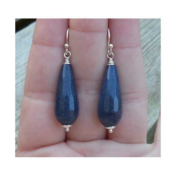 Zilveren oorbellen met donker blauwe Jade briolet