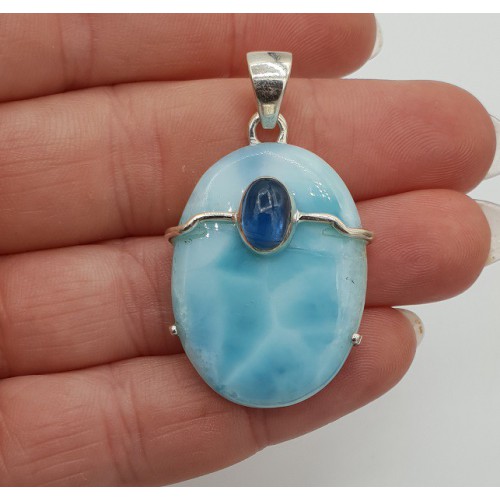 Zilveren hanger met Larimar en Kyaniet