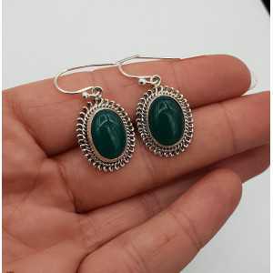 Zilveren oorbellen met ovale cabochon geslepen groene Onyx