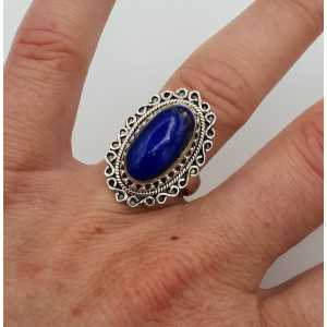 Zilveren ring met ovale Lapis Lazuli en bewerkte kop 17.3 mm