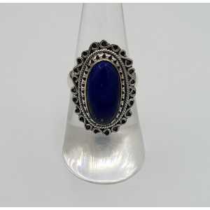 Zilveren ring met ovale Lapis Lazuli en bewerkte kop 17.3 mm