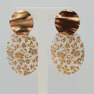Rosé goud vergulde oorbellen met bloemen bewerkte ovale schelp