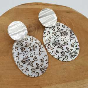 Zilveren oorbellen met bloemen bewerkte ovale schelp hanger