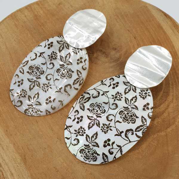 Zilveren oorbellen met bloemen bewerkte ovale schelp hanger