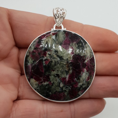Zilveren hanger gezet met grote ronde Eudialiet