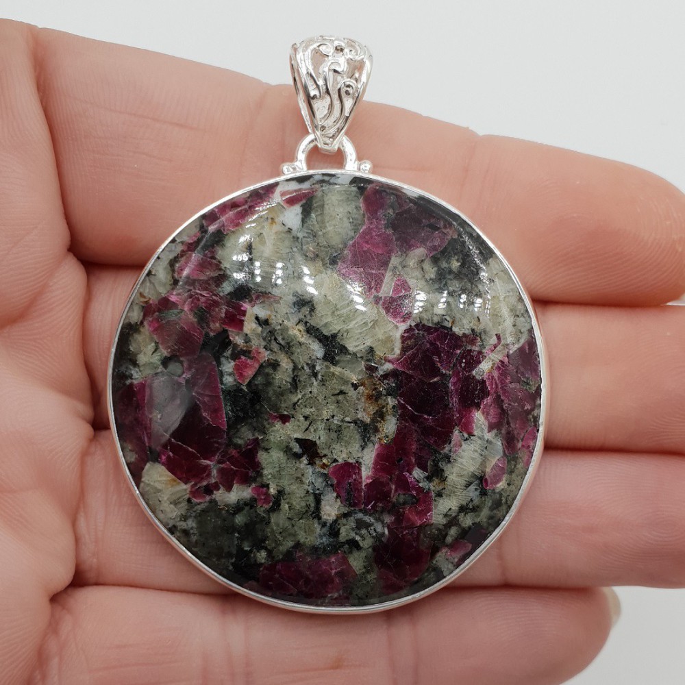 Zilveren hanger gezet met grote ronde Eudialiet