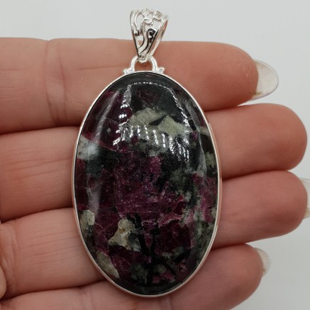 Zilveren hanger gezet met grote ovale Eudialiet