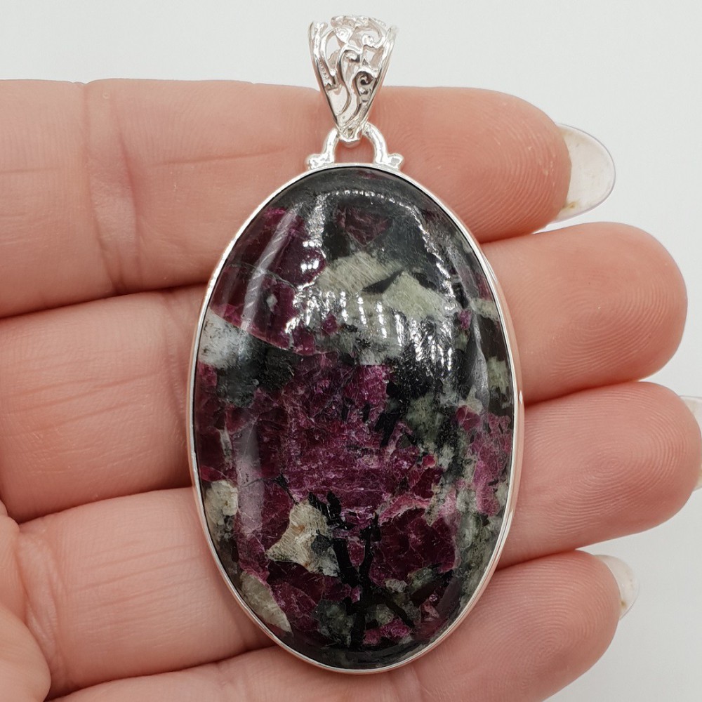 Zilveren hanger gezet met grote ovale Eudialiet