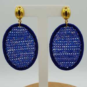 Ohrringe mit ovalem Anhänger aus Seidenfaden und blauen Kristallen