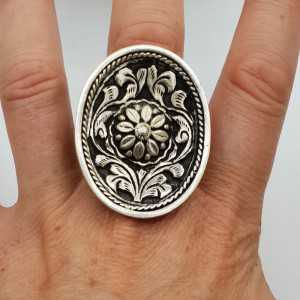 Silber ring mit großem ovalen, bearbeiteten Kopf verstellbar