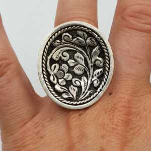 Zilveren ring met ovale bewerkte kop verstelbaar