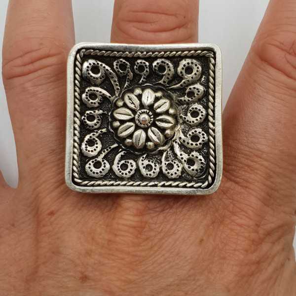 Zilveren ring met grote vierkante bewerkte kop verstelbaar