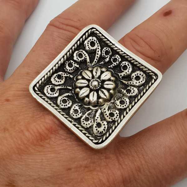Zilveren ring met grote vierkante bewerkte kop verstelbaar