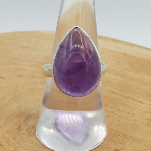 Zilveren ring gezet met druppelvormige cabochon Amethist 17.5 mm