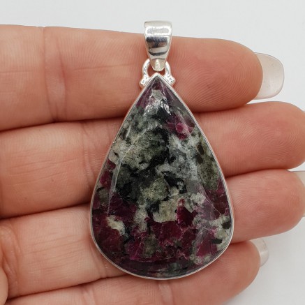 Zilveren hanger gezet met grote druppelvormige Eudialiet