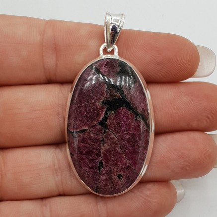 Zilveren hanger gezet met ovale Eudialiet
