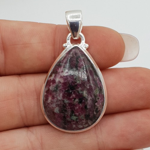 Zilveren hanger met druppelvormige Eudialiet