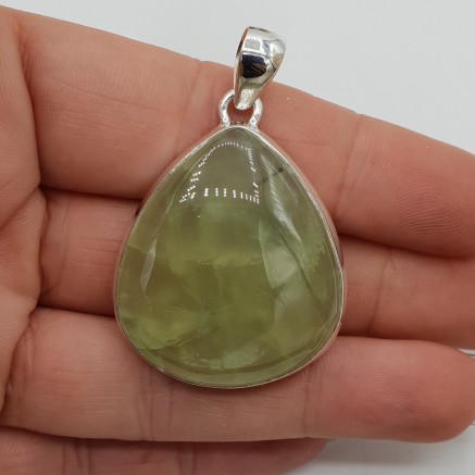 Zilveren hanger gezet met brede druppelvormige Prehniet