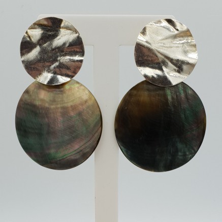 Zilveren oorbellen met ronde Parelmoer hanger (medium)