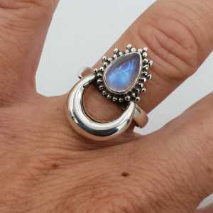 Zilveren maan ring gezet met regenboog Maansteen