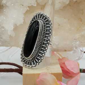Zilveren ring met grote ovale bewerkte kop met zwarte Onyx 18.5 mm