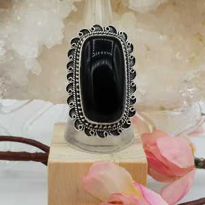 Zilveren ring met rechthoekige zwarte Onyx en bewerkte kop 18.5 mm