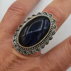 Zilveren ring met ovale Labradoriet en bewerkte kop 19 mm