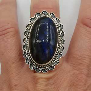 Zilveren ring met ovale Labradoriet en bewerkte kop 19 mm