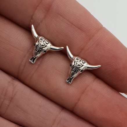 Zilveren Buffelo skull oorknopjes