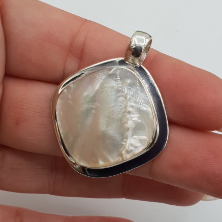 Zilveren hanger gezet met vierkante Parelmoer
