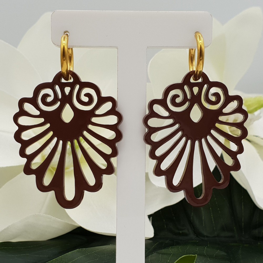 Creolen met gelakte uitgesneden Buffelhoorn hanger