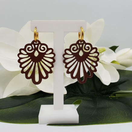 Creolen met gelakte uitgesneden Buffelhoorn hanger